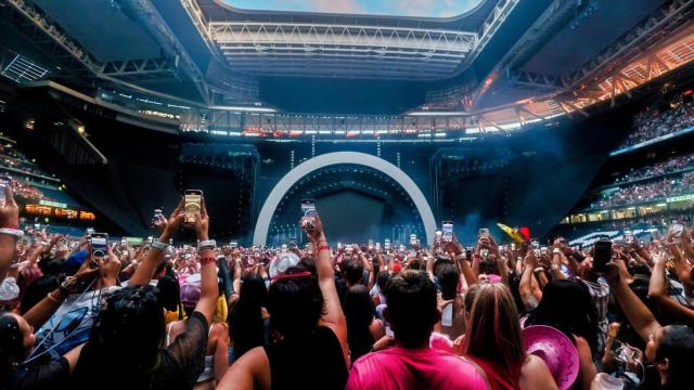 Ambiente previo al concierto de Karol G en el Santiago Bernabéu el pasado 20 de julio de 2024.