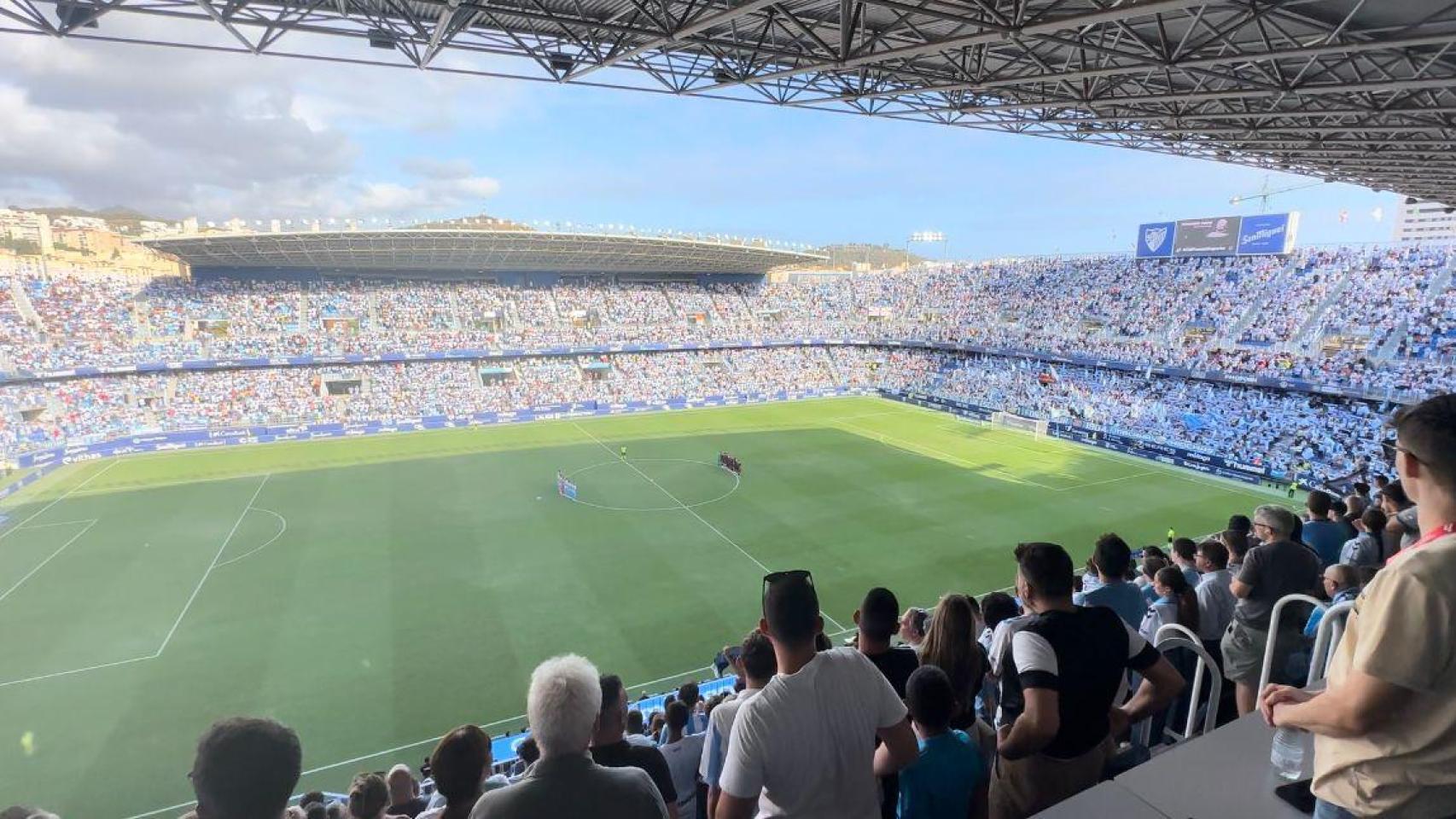 VÍDEO | La Rosaleda rompe en palmas el minuto de silencio en memoria de Fernando Puche