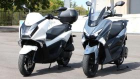 A la izquierda el Kymco Sky Town (gasolina); a la derecha el Velca One (eléctrico).