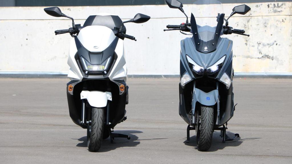 Ambas motos son muy parecidas en tamaño: a la izquierda la Kymco y a la derecha la Velca.