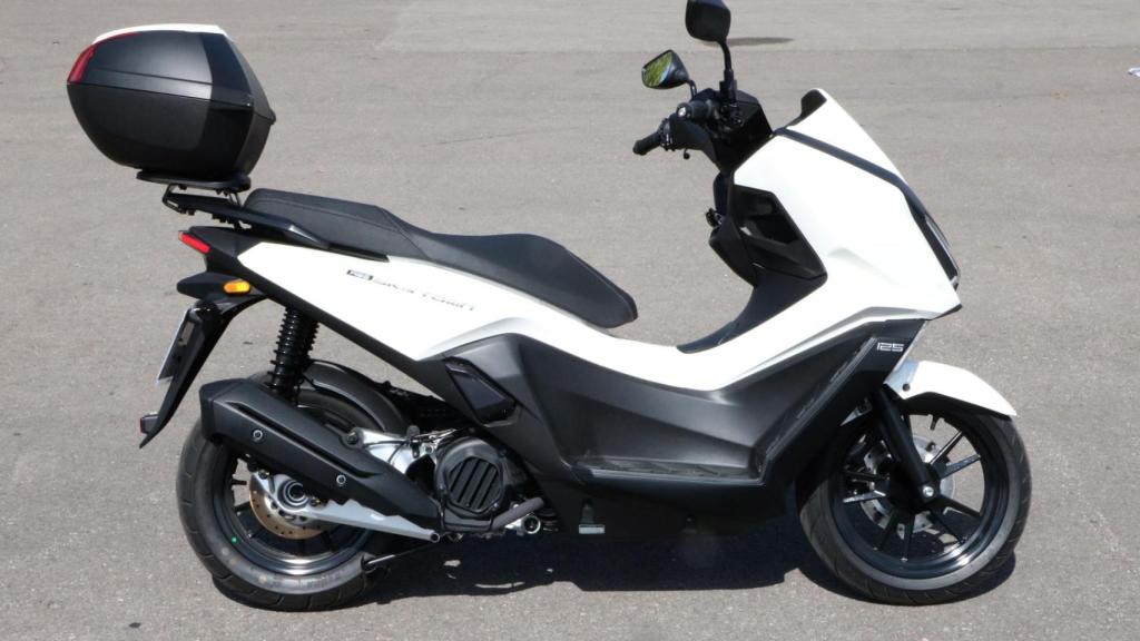 La kymco Sky Town 125 tiene un precio de 2.999 euros.