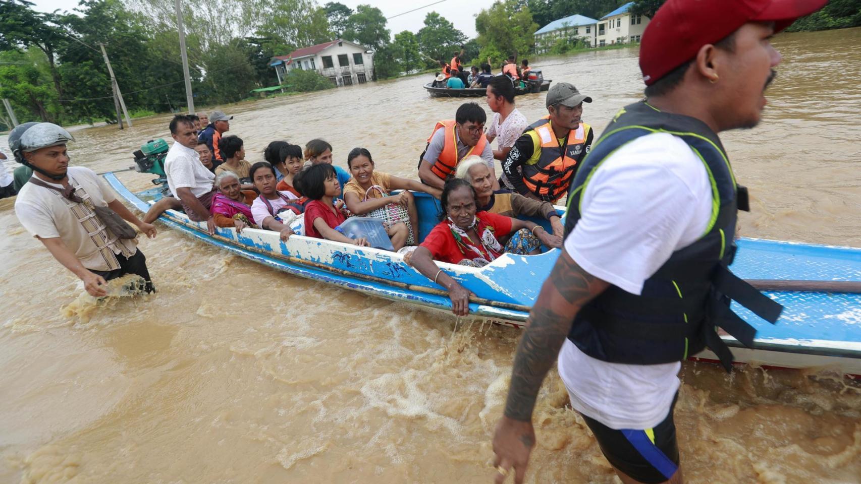 Equipos de rescate atienden a varias personas.