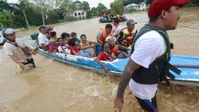 Equipos de rescate atienden a varias personas.