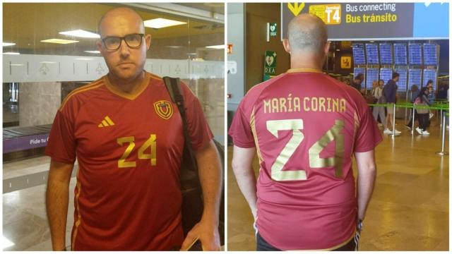 Carlos Albert, con la camiseta de María Corina por la que le han expulsado de Caracas en el aeropuerto. EE