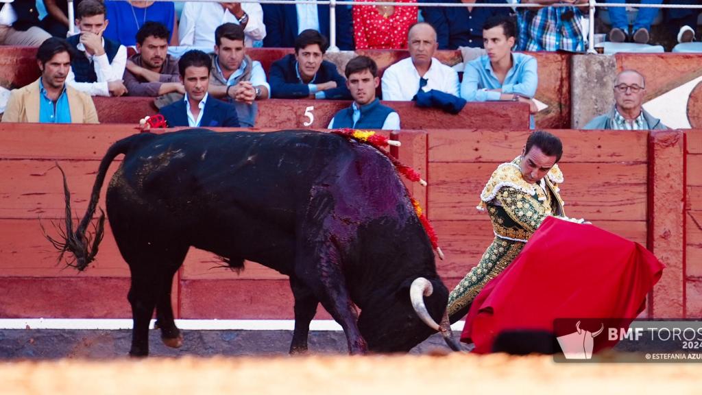 Pase de pecho rodilla en tierra de Enrique Ponce