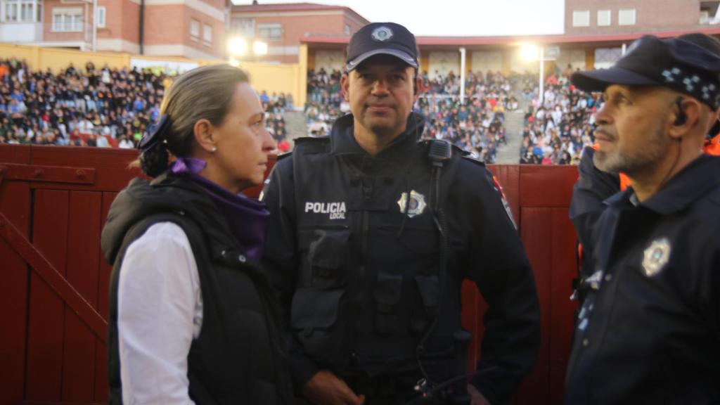 La alcaldesa de Guadalajara, Ana Guarinos, junto a miembros de la Policía Local.