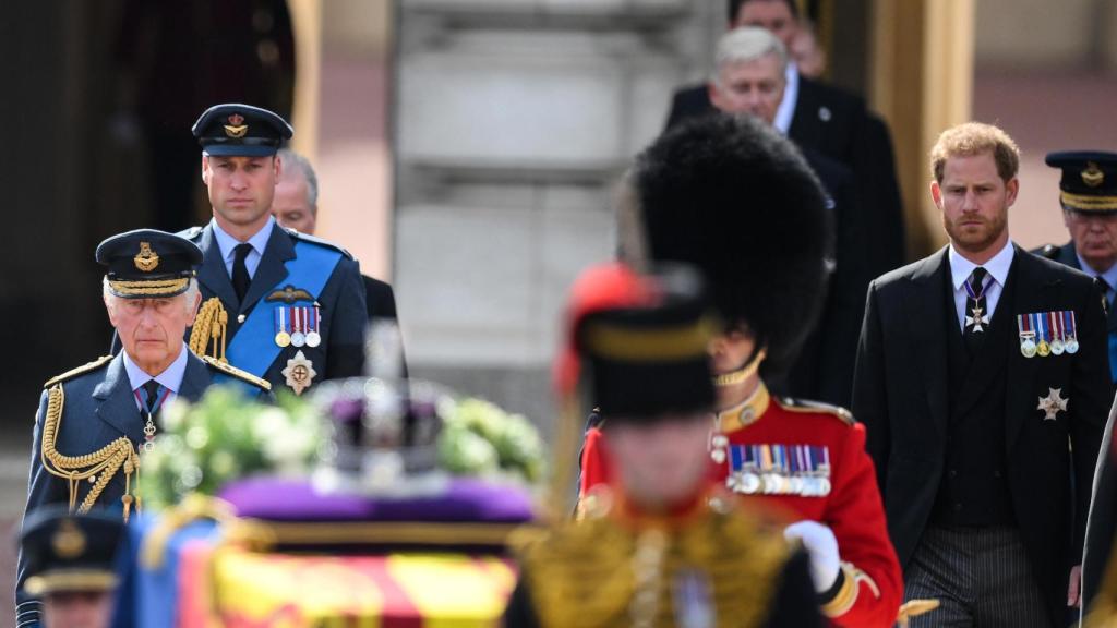 I principi William e Harry con Carlo III al funerale di Elisabetta II.