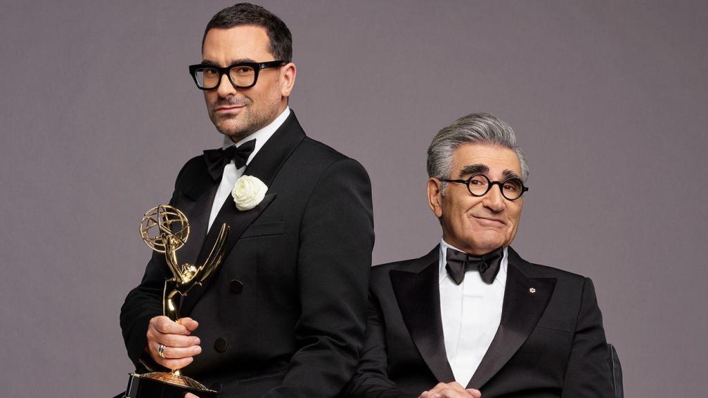 Dan Levy y Eugene Levy en una imagen promocional de los Premios Emmy 2024.