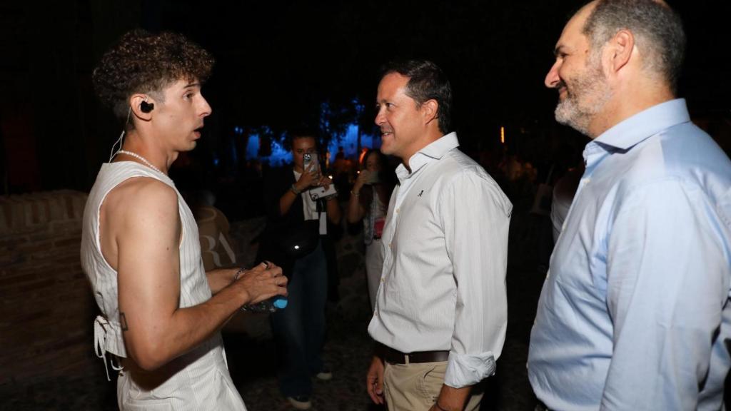 El alcalde de Toledo, Carlos Velázquez, junto al cantante del grupo Veintiuno.