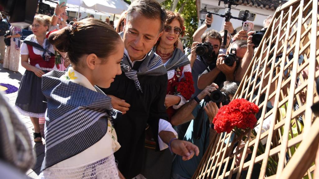 Manuel Serrano durante la ofrenda a la Virgen de los Llanos.