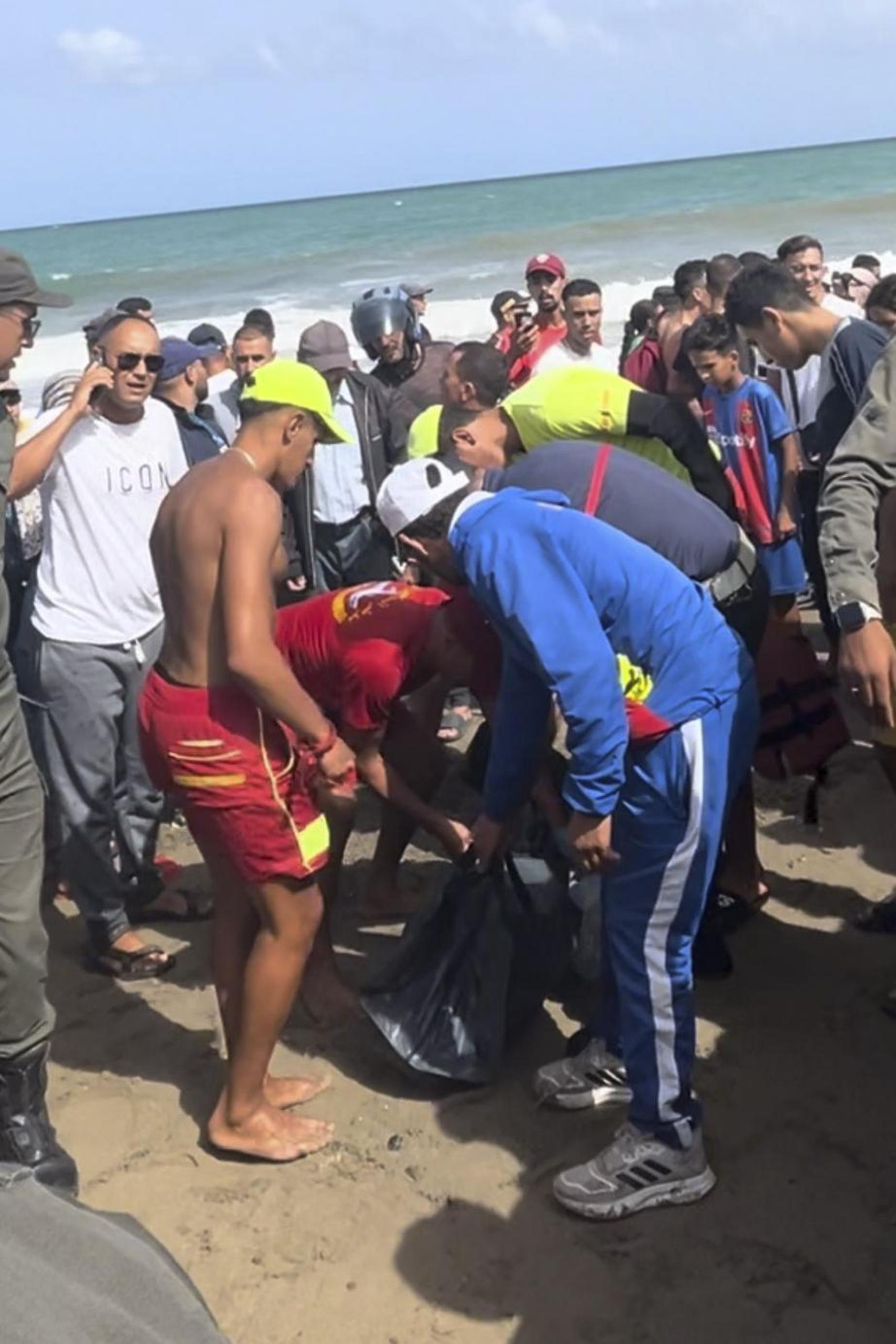 El cuerpo de un joven fue arrastrado este domingo por el mar hasta una playa de la localidad marroquí de Fnideq (Castillejos).