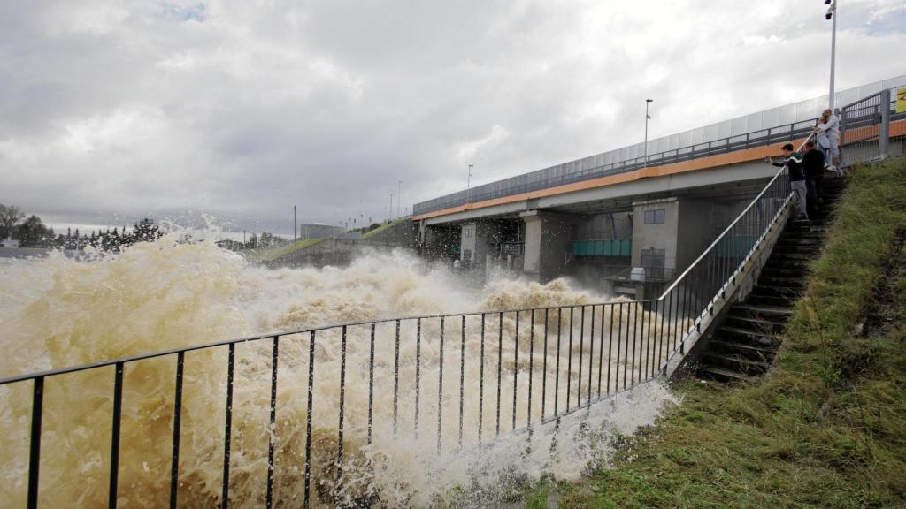 Aumento del nivel del agua en el río Nysa Klodzka en la central hidroeléctrica de Glebinow en Nysa, Polonia.