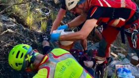 El ciclista de origen belga siendo rescatado por el Greim de Boltaña.