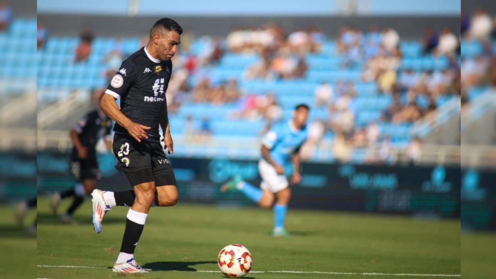 Dani Romera conduce el balón durante el encuentro.