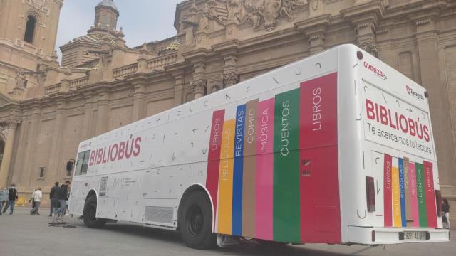 El Bibliobús en la plaza del Pilar, Zaragoza.