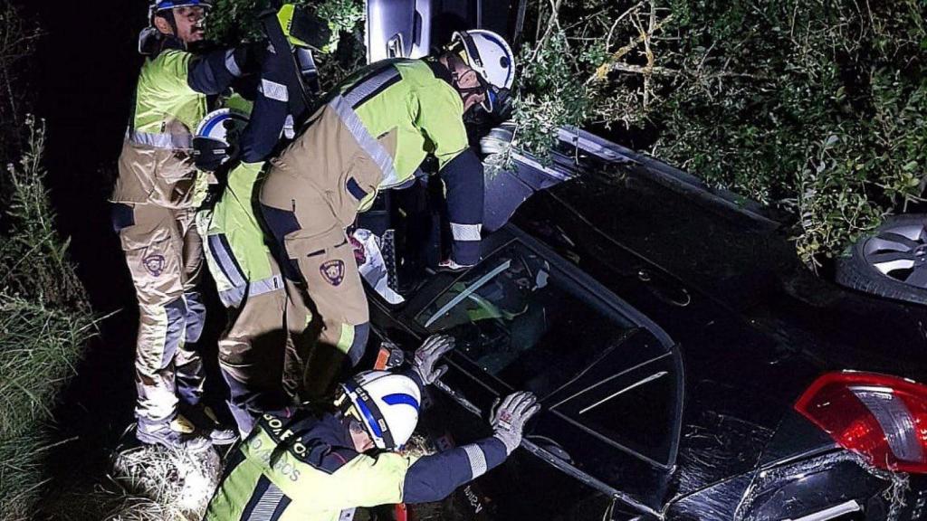 Momento del rescate del turismo por parte de los bomberos