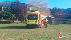 Una ambulancia de Emergencias Sanitarias traslada al herido al centro de salud