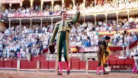 Enrique Ponce se despide de Salamanca con una Puerta Grande y una emotiva ovación