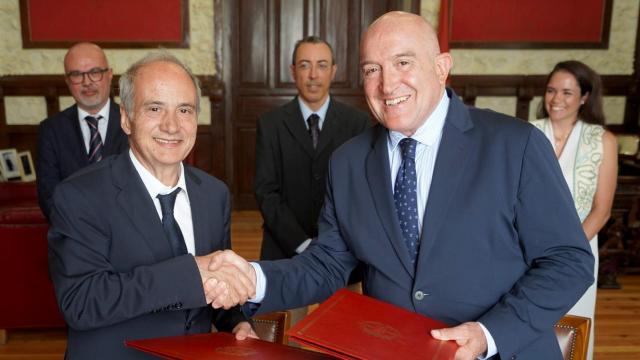 El alcalde de Valladolid, Jesús Julio Carnero, y el presidente de la Cámara Municipal de Guimarães, Domingos Bragança,