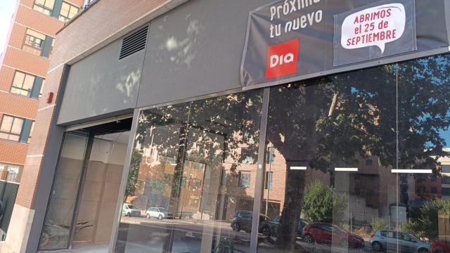 Cartel que anuncia la próxima apertura del supermercado en Parquesol