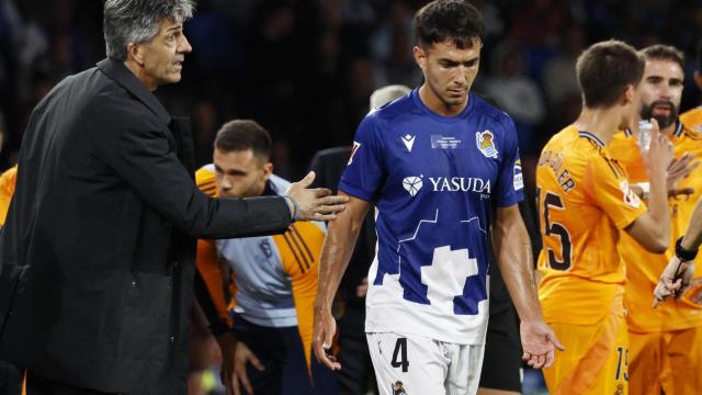 Imanol Alguacil, junto a Martín Zubimendi en el partido ante el Real Madrid.