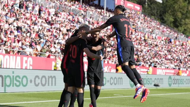 Los jugadores del Barcelona celebran el gol de Dani Olmo