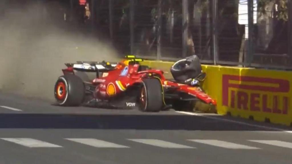 Carlos Sainz, contra el muro en el GP de Azerbaiyán.