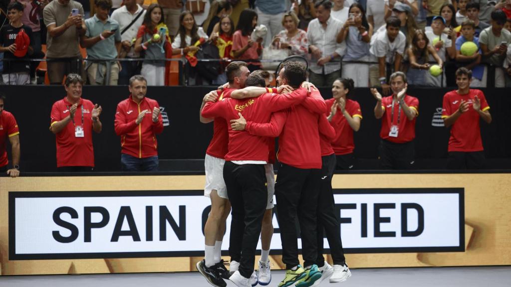 Los integrantes del equipo español celebran la victoria en dobles sobre Australia.