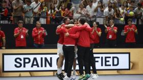 Los integrantes del equipo español celebran la victoria en dobles sobre Australia.