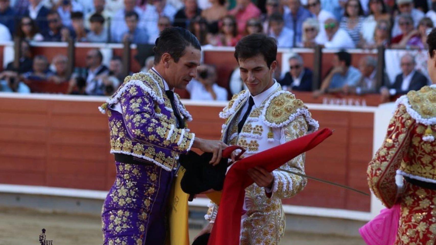 Samuel Navalón recibe la alternativa de manos del matador José María Manzanares.