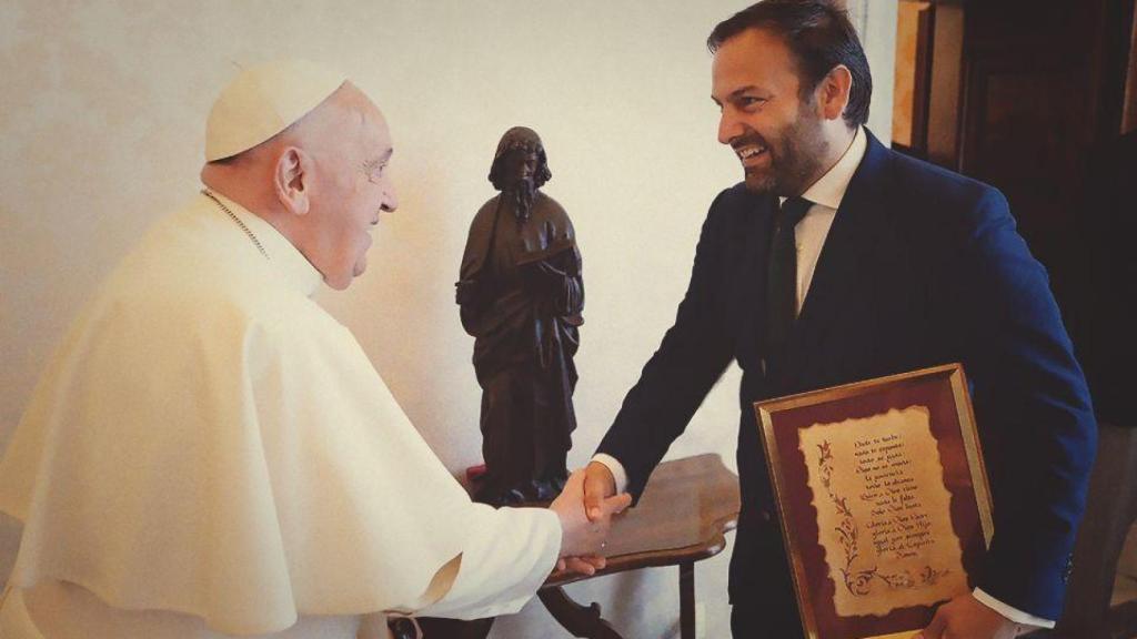 Erwan de la Villeon saludando al papa Francisco.