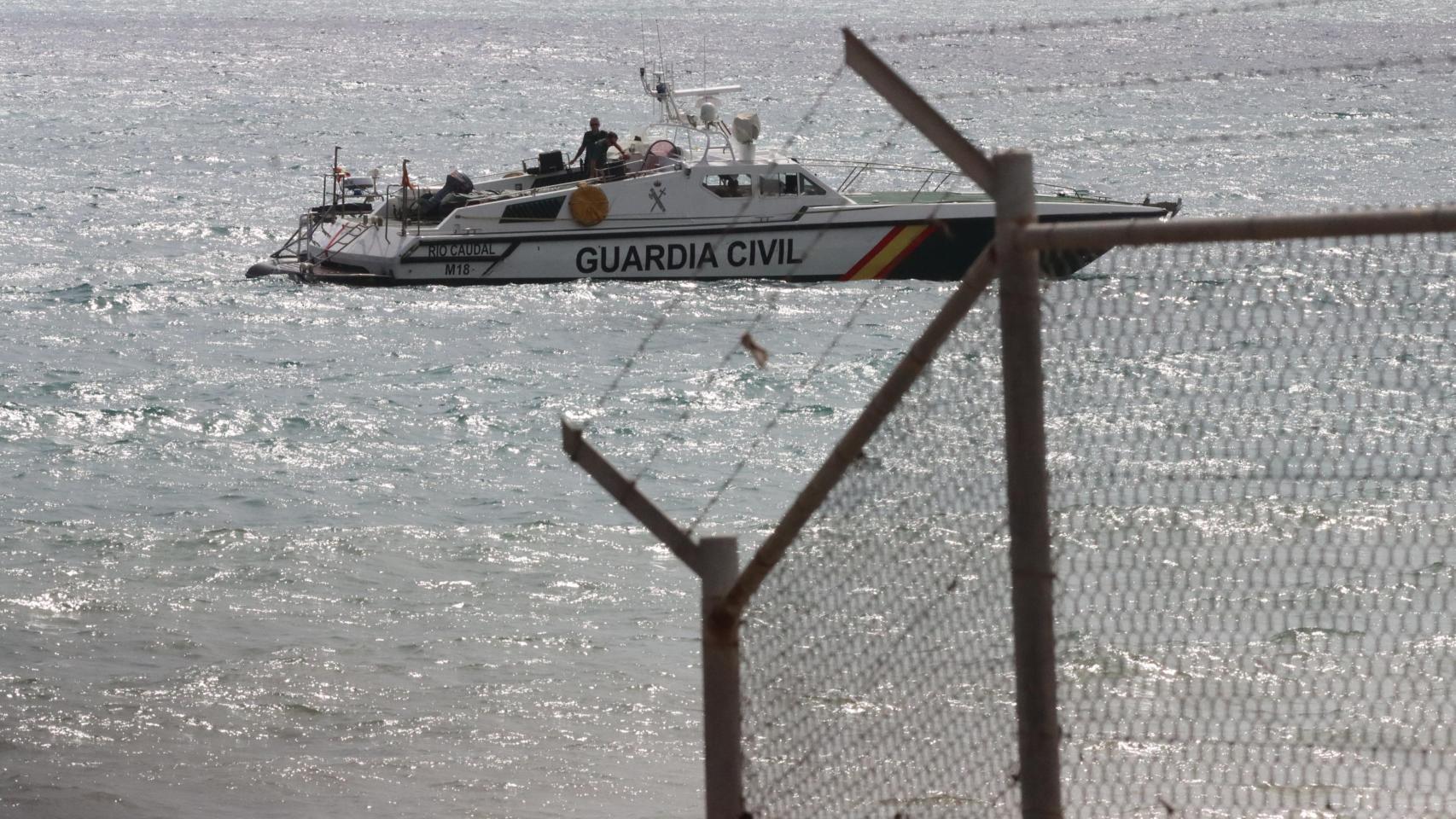 La Guardia Civil patrulla las aguas fronterizas de Ceuta para evitar que marroquíes y subsaharianos protagonicen este domingo un paso masivo a la ciudad española