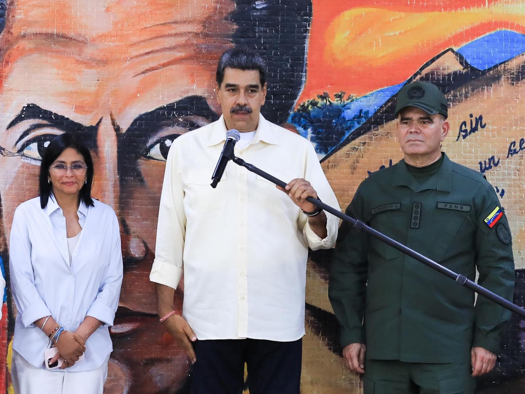 Nicolás Maduro, el viernes en una condecoración de cuatro militares sancionados por EEUU por proclamar falsamente el triunfo del chavismo en las elecciones.