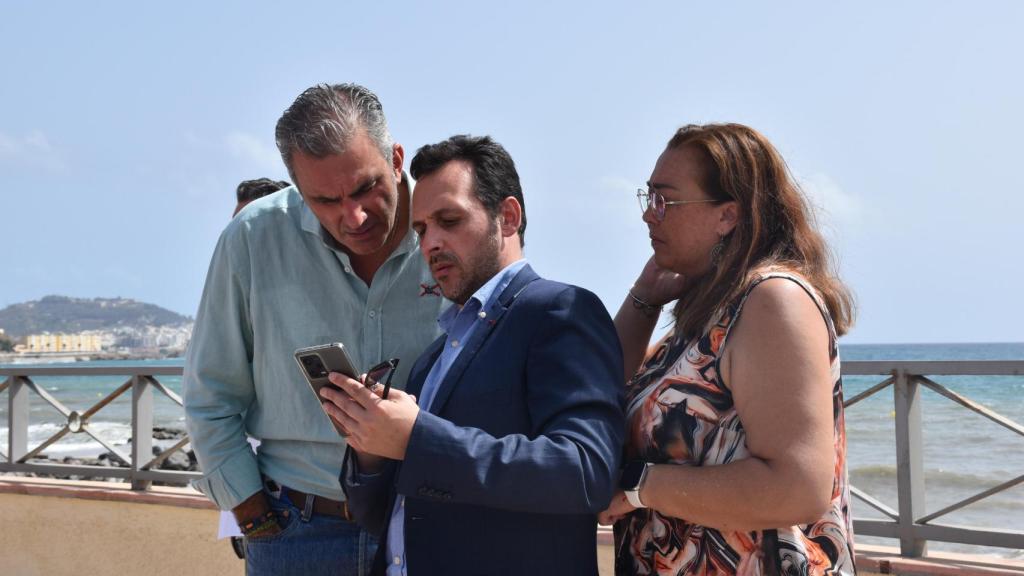 El diputado de Vox Javier Ortega Smith, este domingo en Ceuta mirando el móvil del presidente de Vox Ceuta, Juan Sergio Redondo.