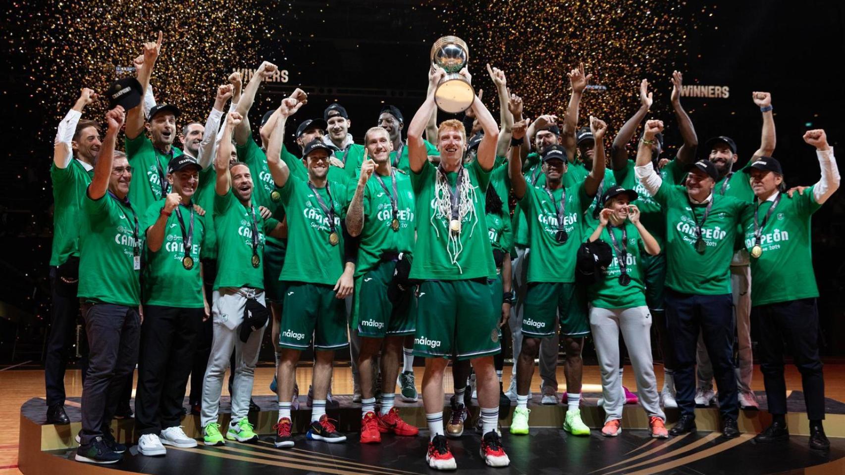 Los jugadores del Unicaja celebran su victoria en la Copa Intercontinental.