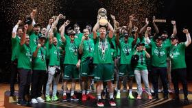 Los jugadores del Unicaja celebran su victoria en la Copa Intercontinental.