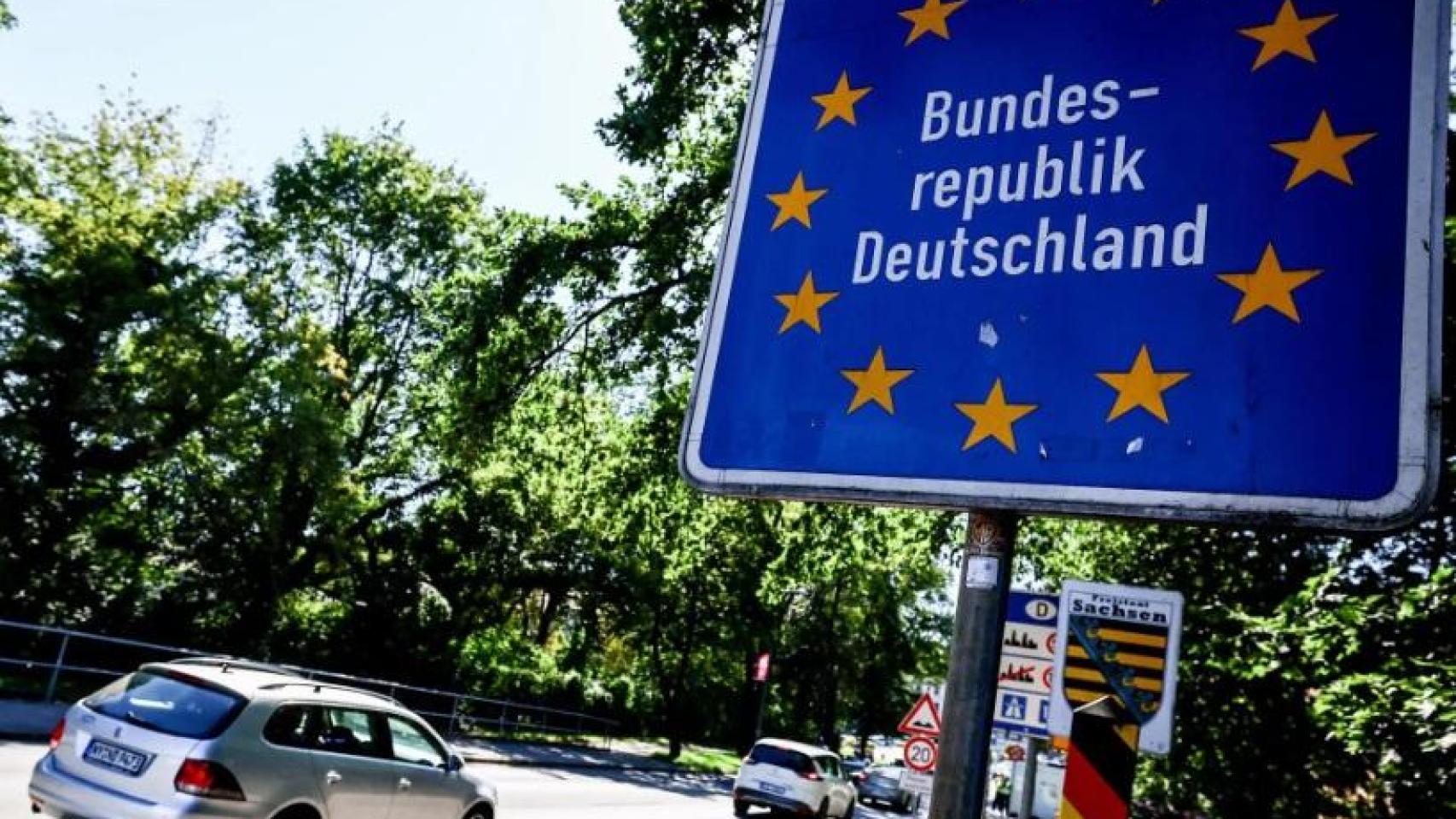 Un coche llega a la frontera entre Alemania y Polonia, en una imagen de archivo.