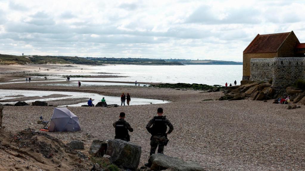 Miembros de la Gendarmería francesa patrullan la playa de Ambleteuse , donde varias personas han muerto al intentar cruzar el Canal de la Mancha.