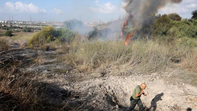 Un policía israelí camina junto a un cráter provocado por el misil lanzado desde Yemen.