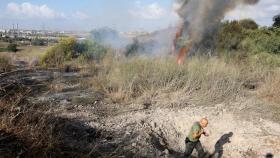 Un policía israelí camina junto a un cráter provocado por el misil lanzado desde Yemen.