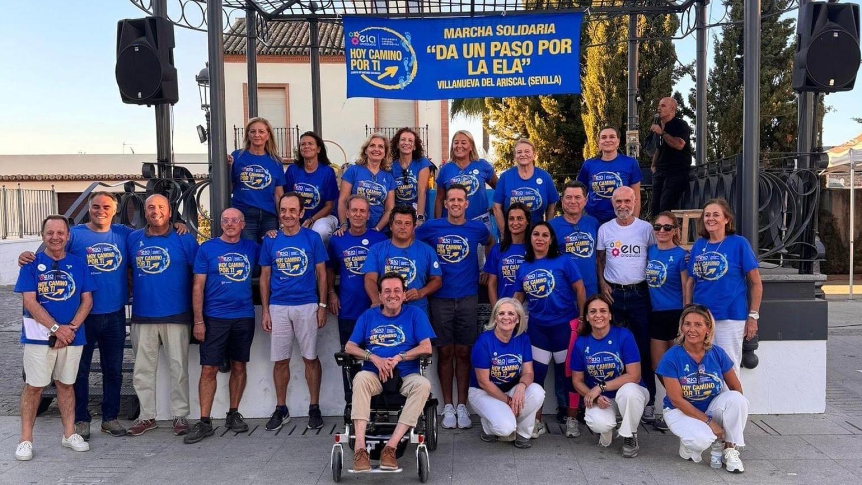 Los organizadores de la marcha solidaria por la ELA en Villanueva del Ariscal.