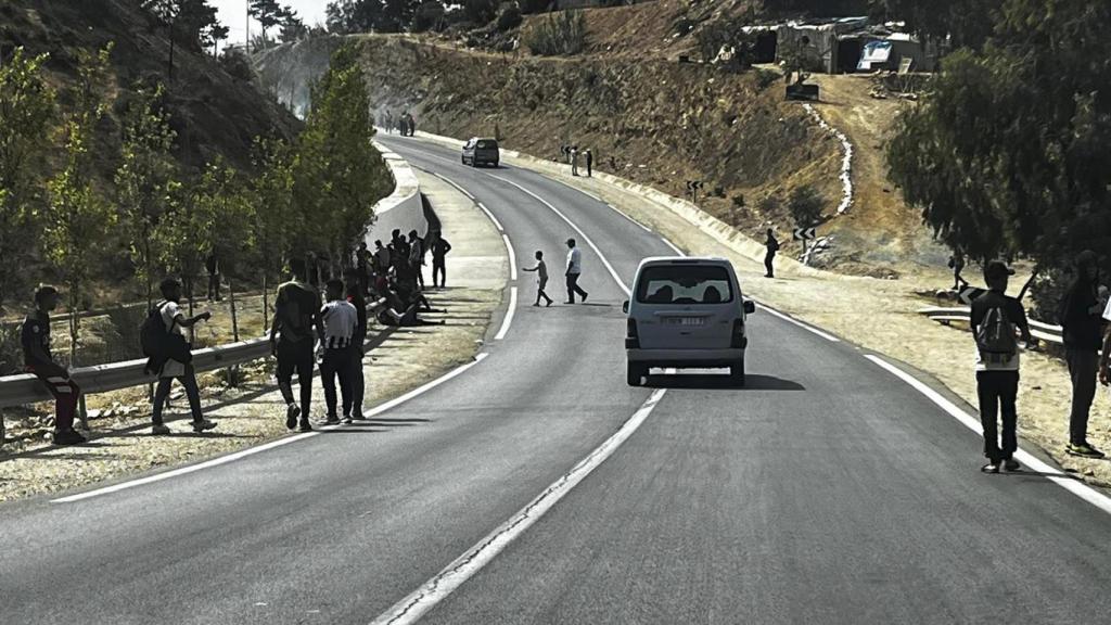 Decenas de personas, cerca de la frontera con Ceuta.