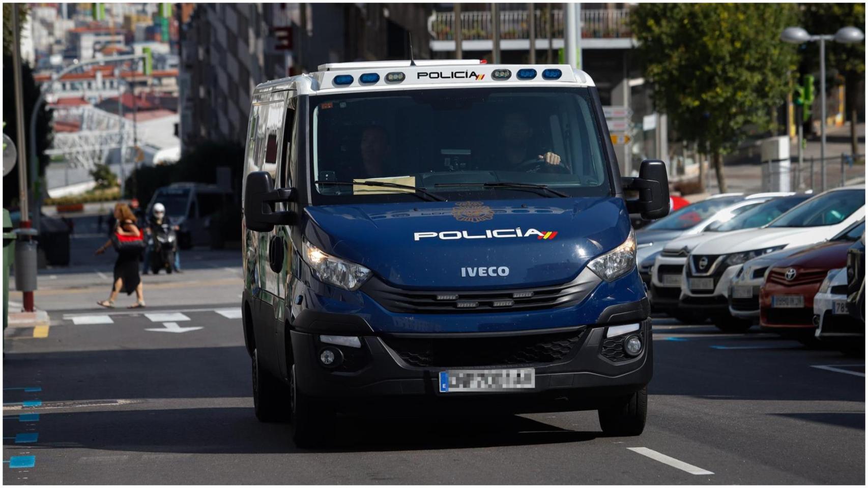 El hombre detenido llega en furgón policial a la Ciudad de la Justicia de Vigo