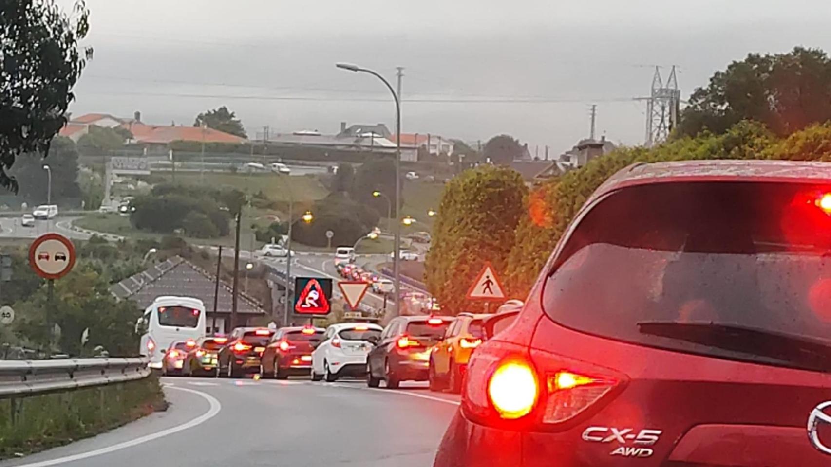 Atasco en la avenida Nueva York en A Coruña