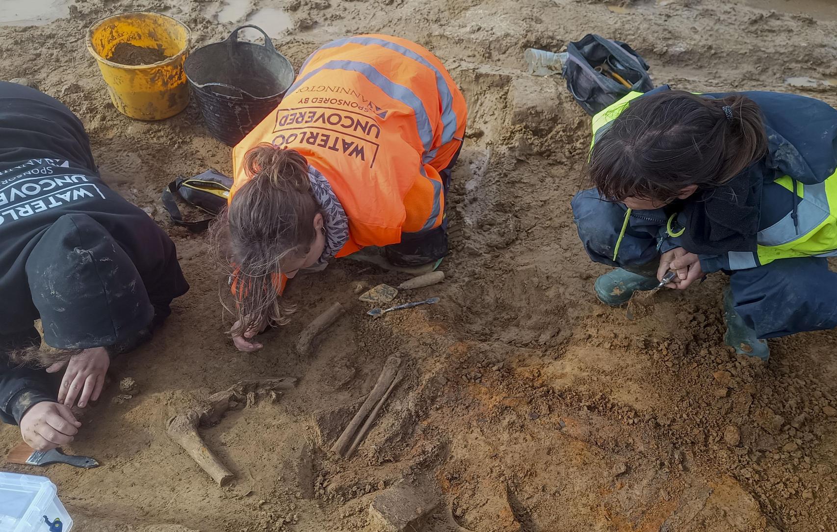 Los arqueólogos, excavando el vertedero del hospital de campaña.