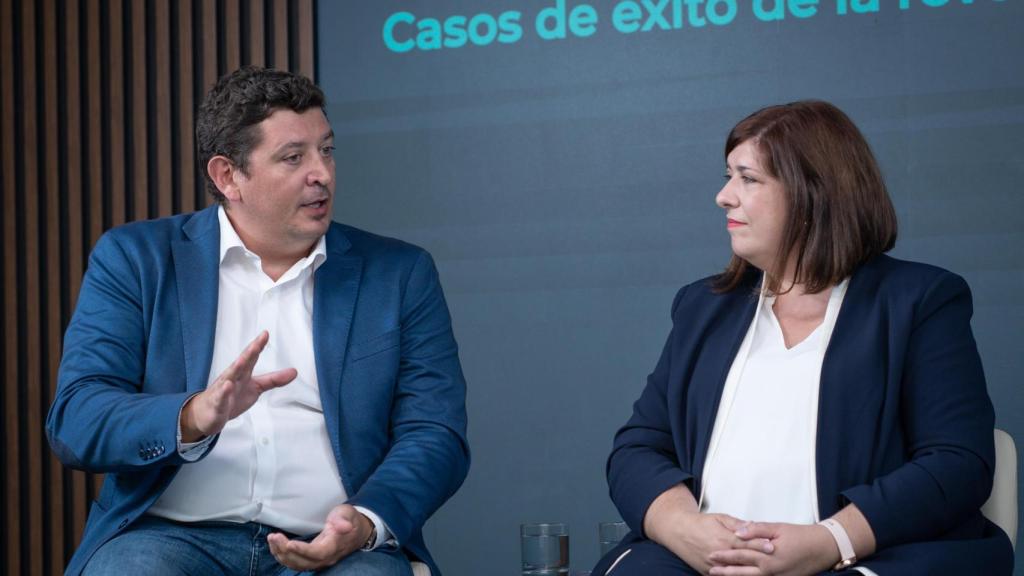 Carlos Polo (Seidor) y Lola Vias (Universidad Alfonso X El Sabio), durante el encuentro organizado por DISRUPTORES - EL ESPAÑOL.