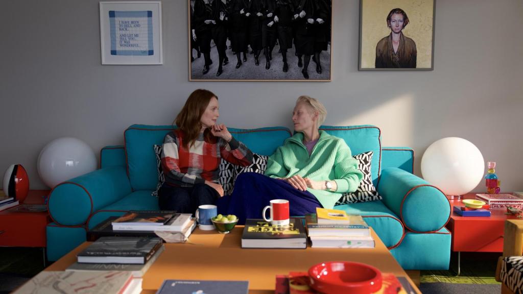 Julianne Moore y Tilda Swinton preparan  una de las escenas de 'La habitación de al lado'