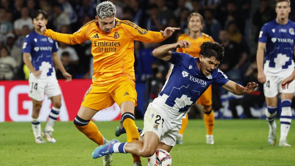 Fede Valverde pugna un balón con Aguerd.