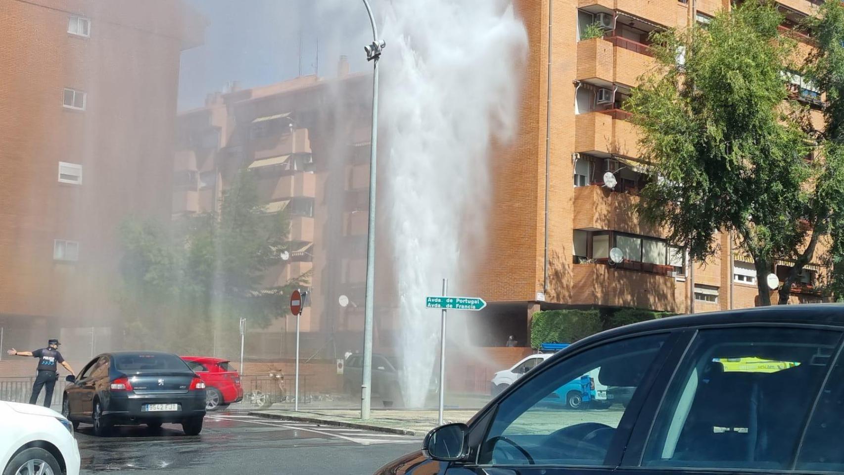 El reventón de la tubería ha generado un chorro de agua a presión que ha alcanzado varios metros de altura.