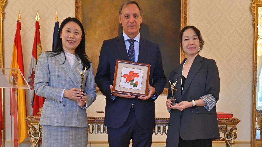 El alcalde de Salamanca, con miembros de la delegación de China